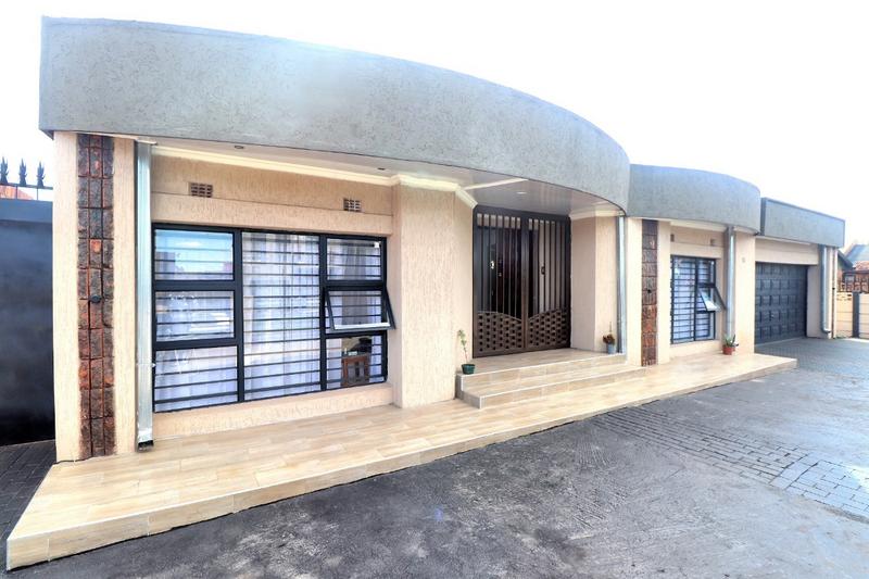 4 Bedroom Property for Sale in Lenasia Ext 8 Gauteng
