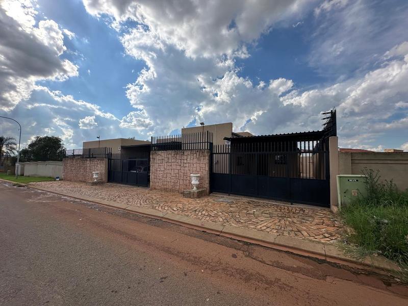8 Bedroom Property for Sale in Lenasia South Gauteng