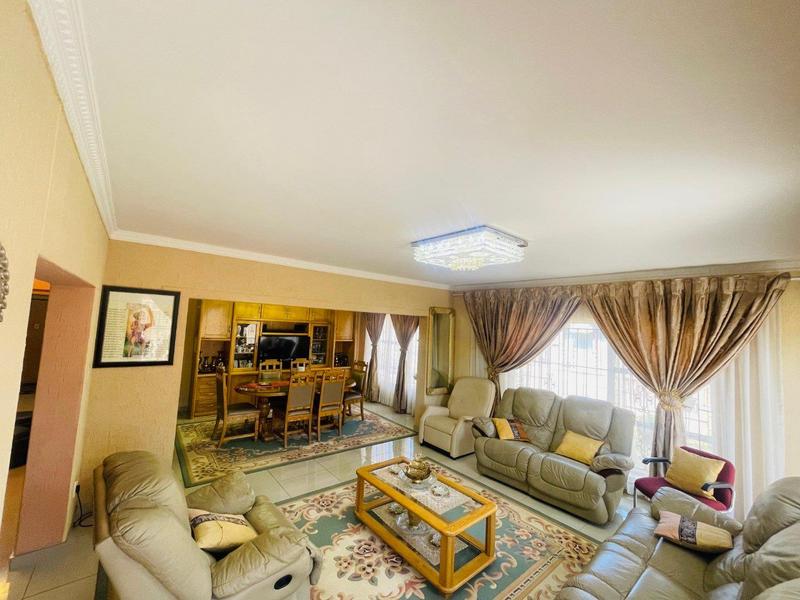 5 Bedroom Property for Sale in Lenasia South Gauteng