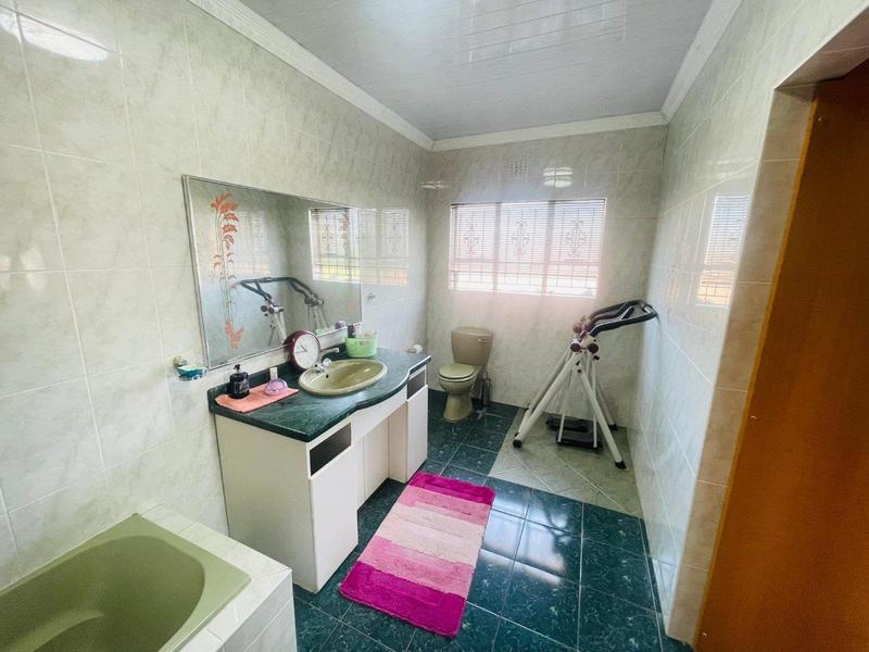 5 Bedroom Property for Sale in Lenasia South Gauteng