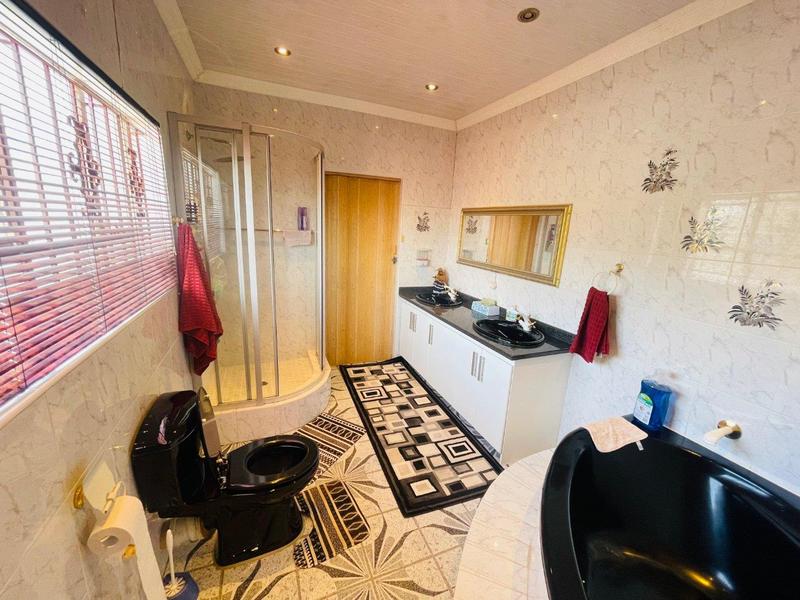 5 Bedroom Property for Sale in Lenasia South Gauteng