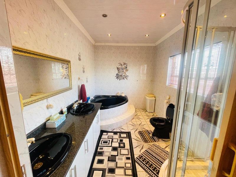 5 Bedroom Property for Sale in Lenasia South Gauteng