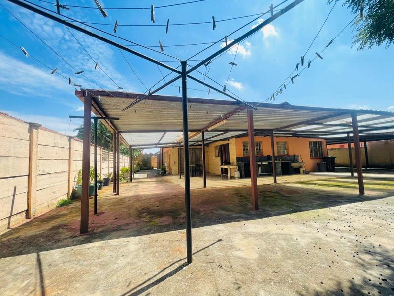 5 Bedroom Property for Sale in Lenasia South Gauteng