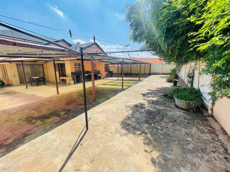5 Bedroom Property for Sale in Lenasia South Gauteng