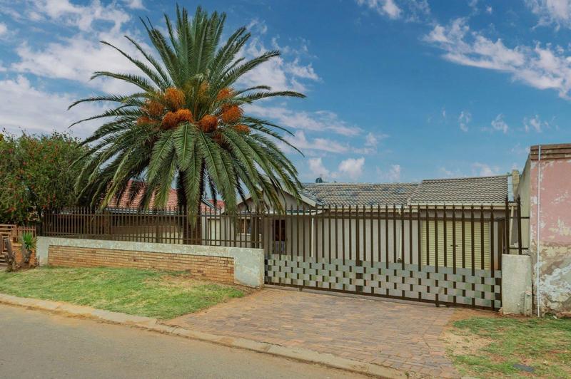 4 Bedroom Property for Sale in Lenasia South Gauteng