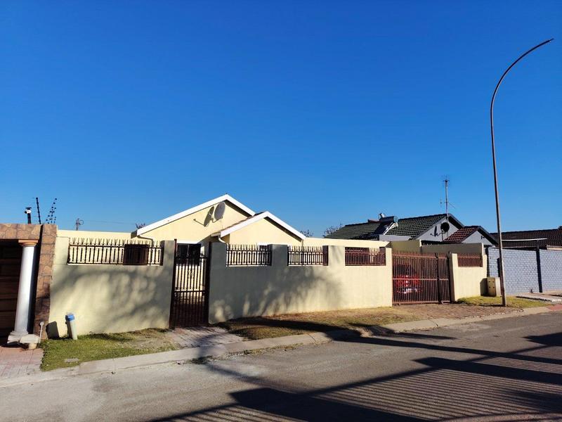 3 Bedroom Property for Sale in Lenasia South Gauteng