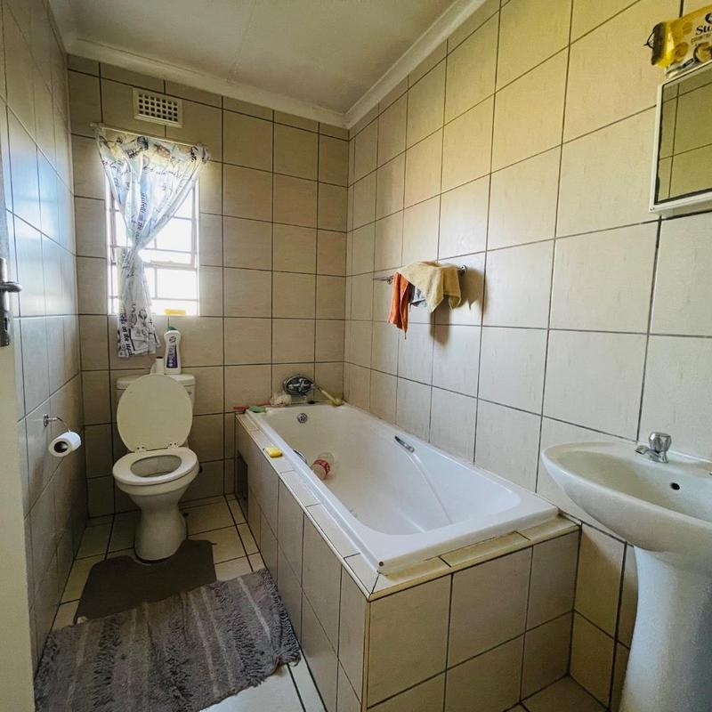 4 Bedroom Property for Sale in Clayville Gauteng