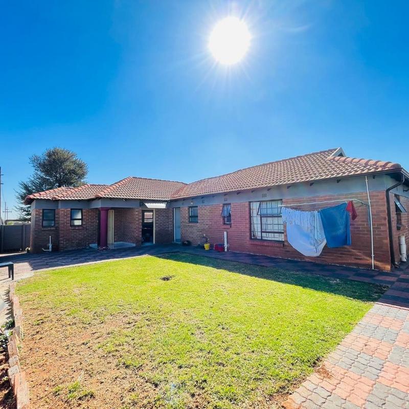 4 Bedroom Property for Sale in Clayville Gauteng