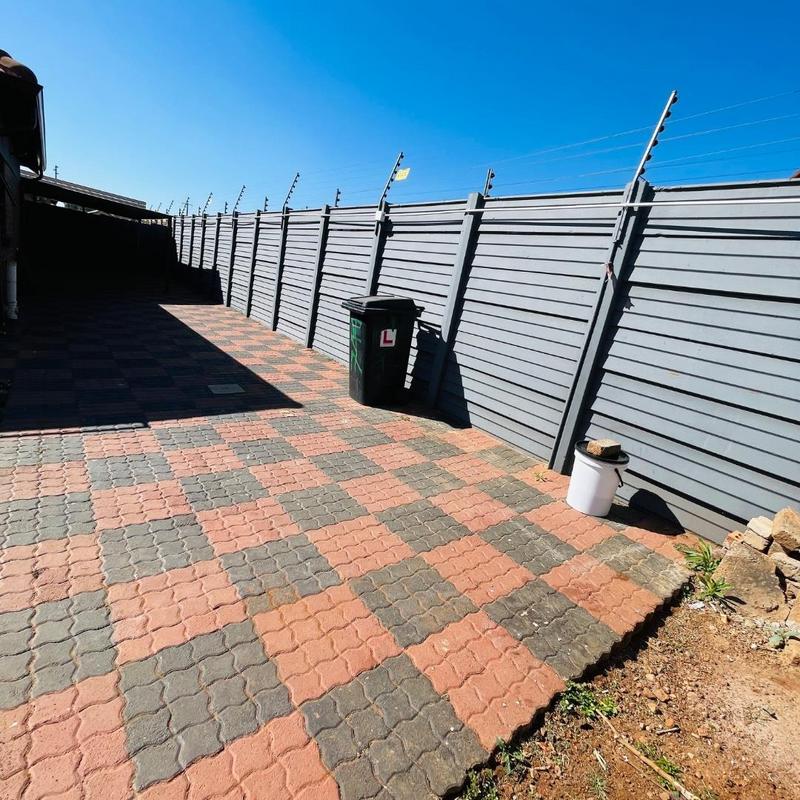 4 Bedroom Property for Sale in Clayville Gauteng
