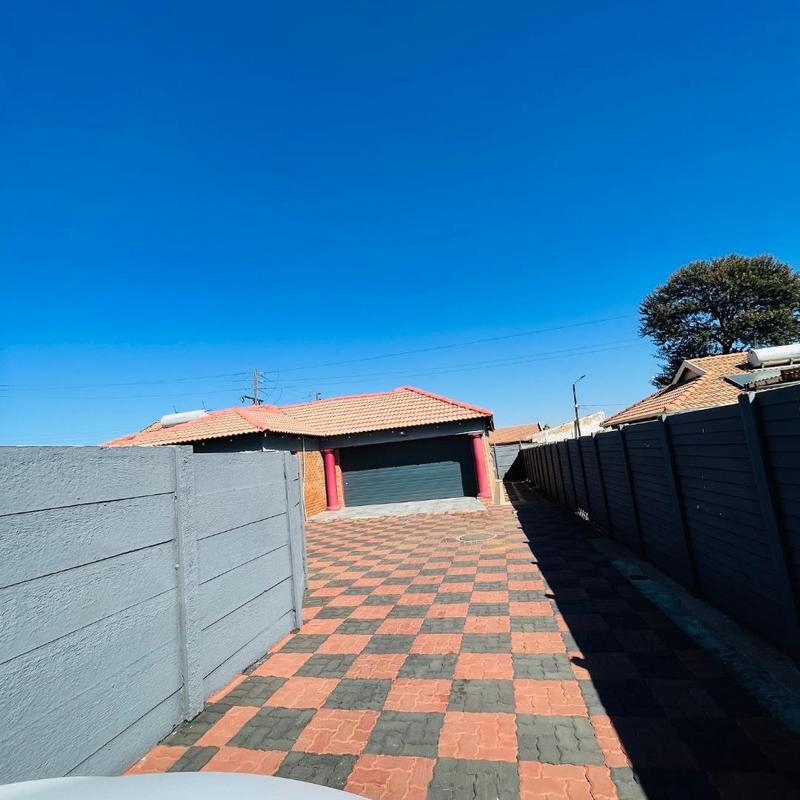 4 Bedroom Property for Sale in Clayville Gauteng
