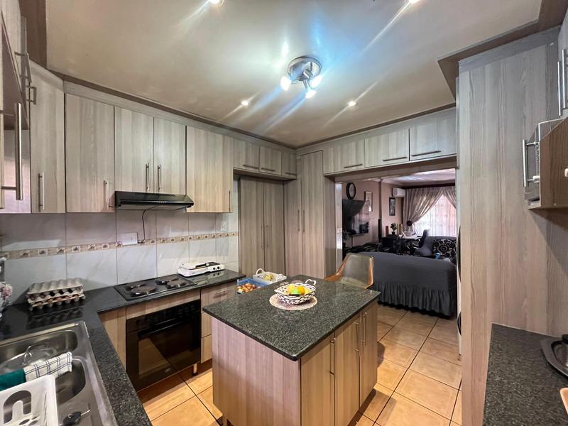 4 Bedroom Property for Sale in Clayville Gauteng