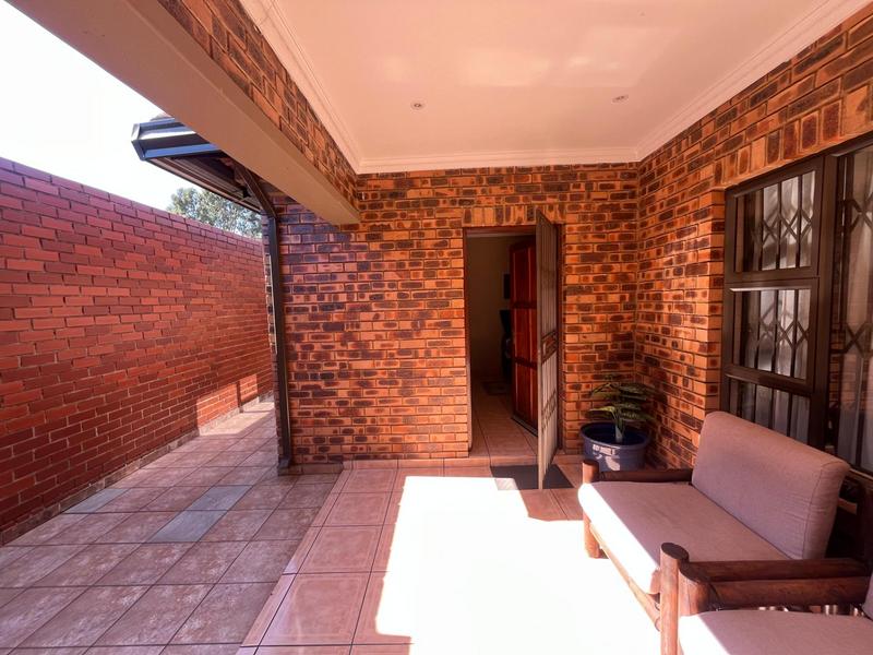 4 Bedroom Property for Sale in Clayville Gauteng