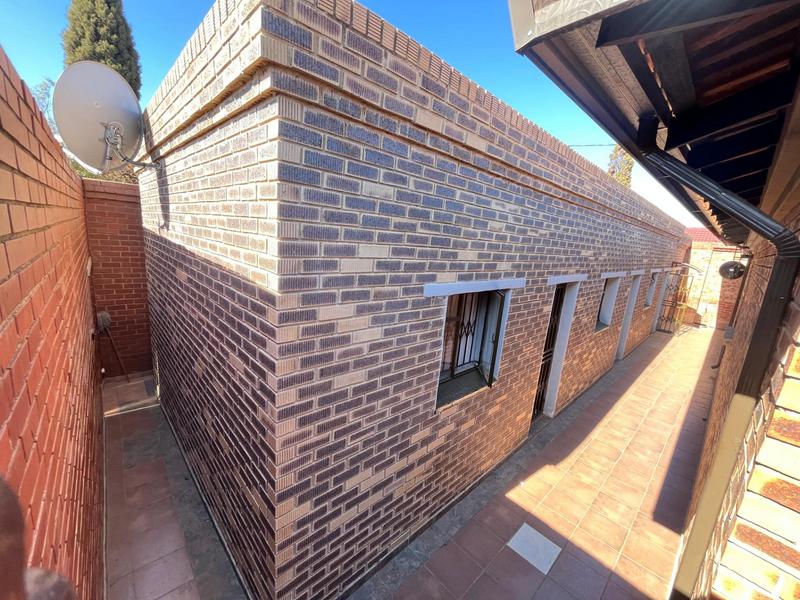 4 Bedroom Property for Sale in Clayville Gauteng