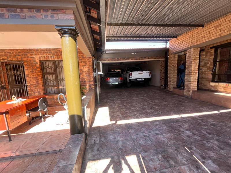 4 Bedroom Property for Sale in Clayville Gauteng
