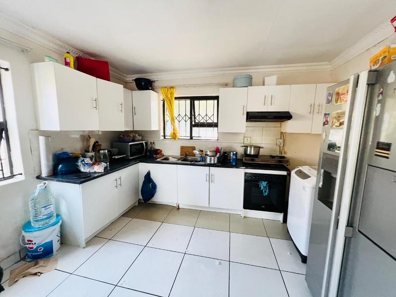 6 Bedroom Property for Sale in Bloubosrand Gauteng