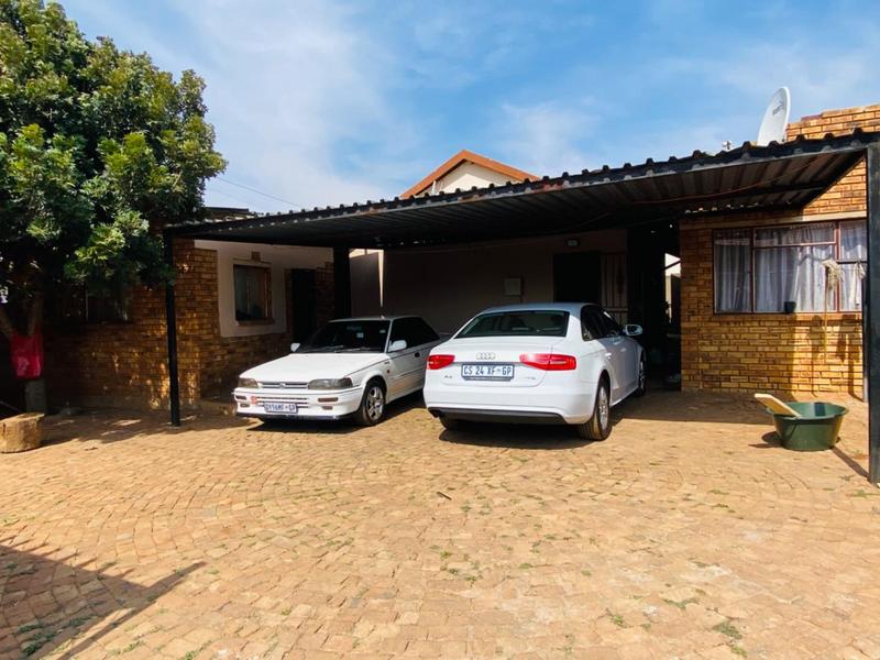 6 Bedroom Property for Sale in Protea Glen Gauteng