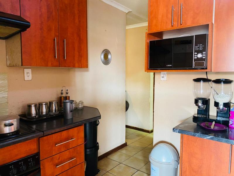 6 Bedroom Property for Sale in Protea Glen Gauteng