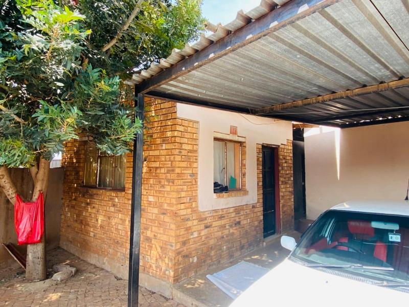 6 Bedroom Property for Sale in Protea Glen Gauteng