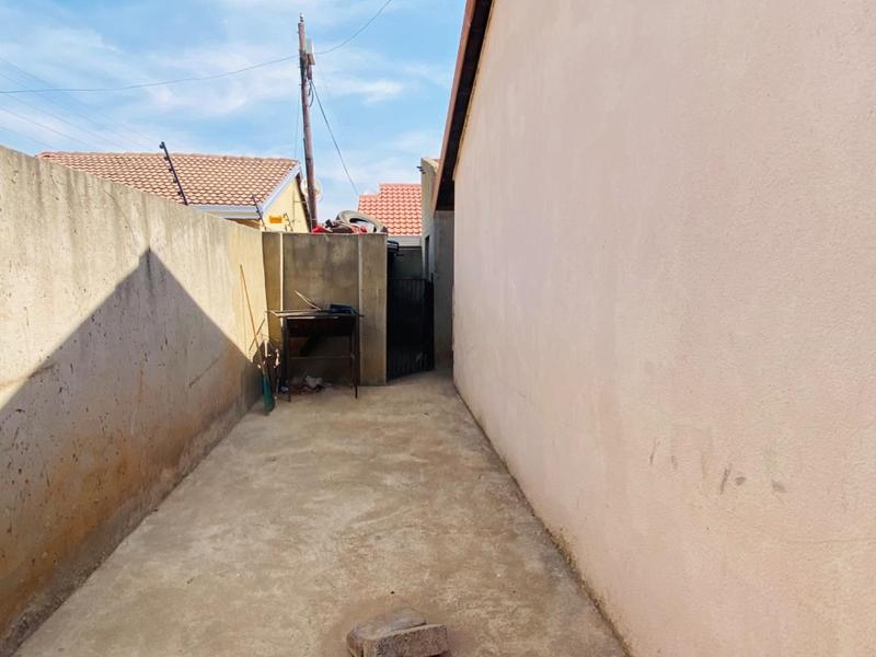 6 Bedroom Property for Sale in Protea Glen Gauteng