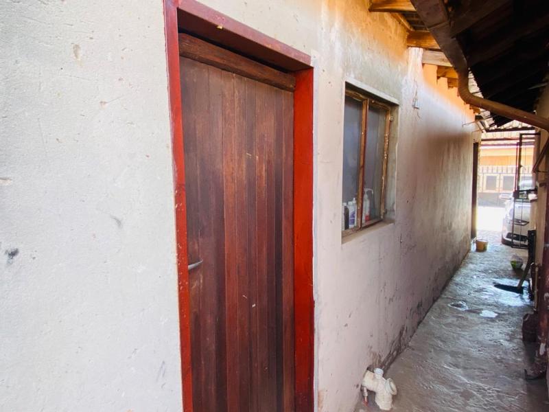 6 Bedroom Property for Sale in Protea Glen Gauteng