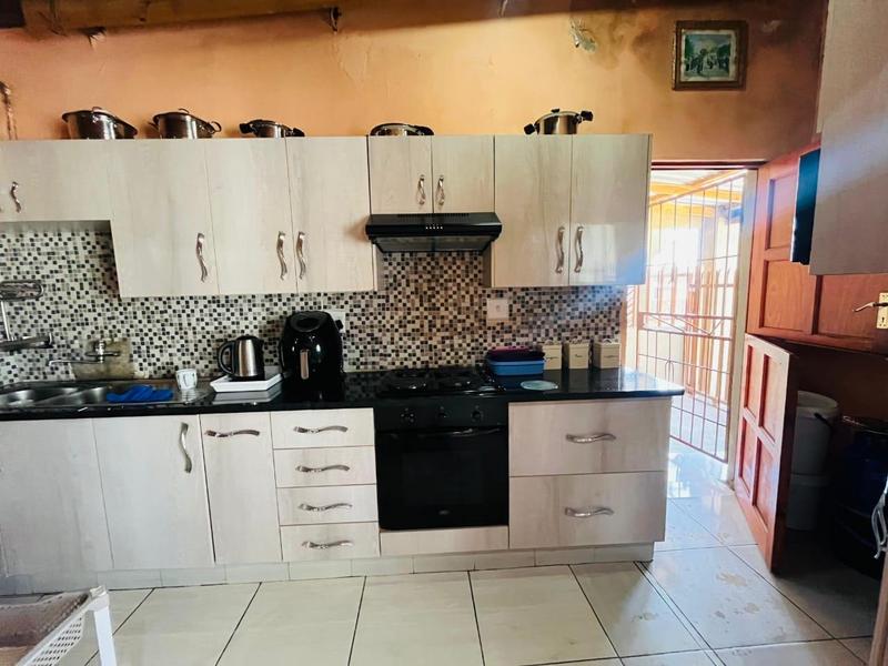 7 Bedroom Property for Sale in Olievenhoutbosch Gauteng