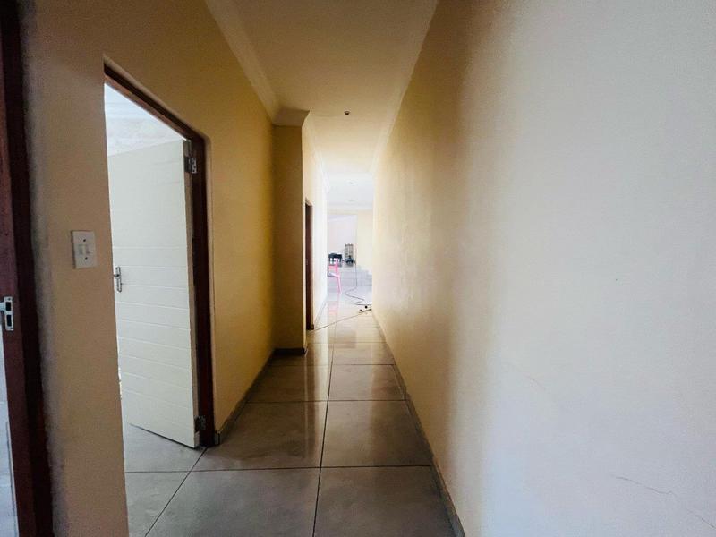 5 Bedroom Property for Sale in The Reeds Gauteng