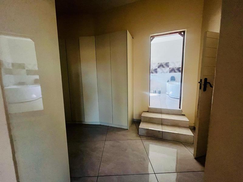 5 Bedroom Property for Sale in The Reeds Gauteng