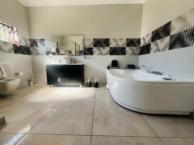 5 Bedroom Property for Sale in The Reeds Gauteng