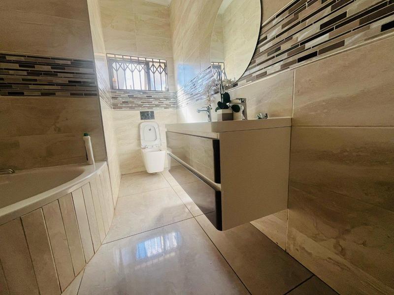 5 Bedroom Property for Sale in The Reeds Gauteng