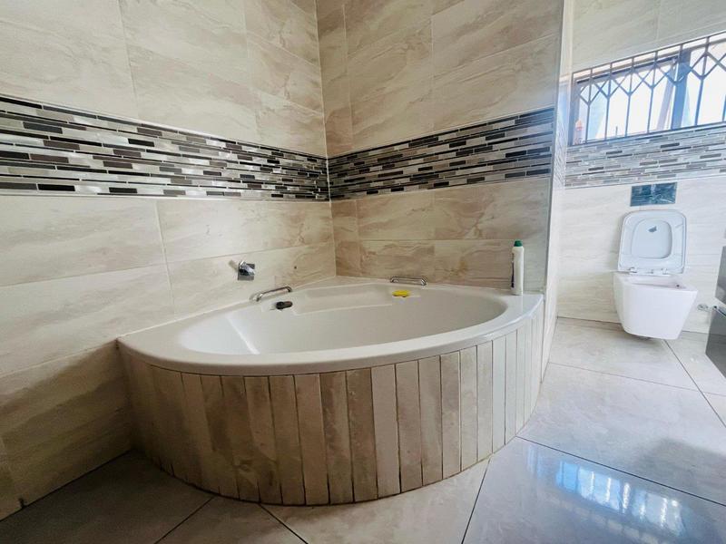 5 Bedroom Property for Sale in The Reeds Gauteng
