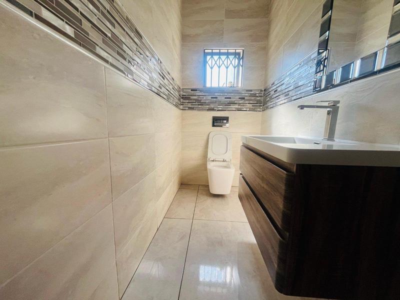 5 Bedroom Property for Sale in The Reeds Gauteng