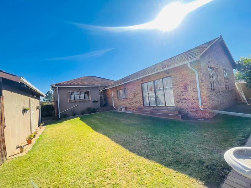 5 Bedroom Property for Sale in Primrose East Gauteng
