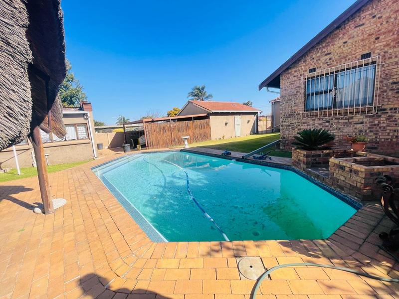 5 Bedroom Property for Sale in Primrose East Gauteng