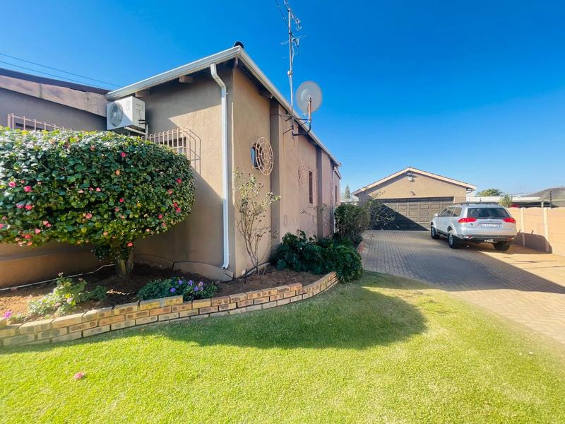 5 Bedroom Property for Sale in Primrose East Gauteng