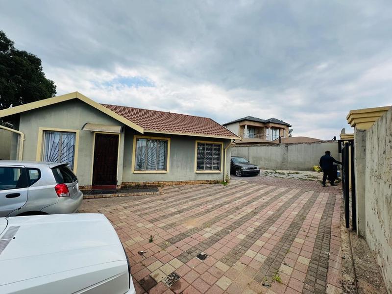 5 Bedroom Property for Sale in Ormonde View Gauteng