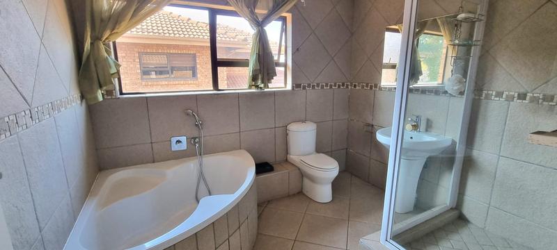 5 Bedroom Property for Sale in Amberfield Gauteng