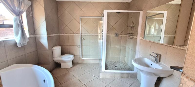 5 Bedroom Property for Sale in Amberfield Gauteng