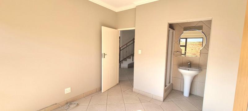 5 Bedroom Property for Sale in Amberfield Gauteng