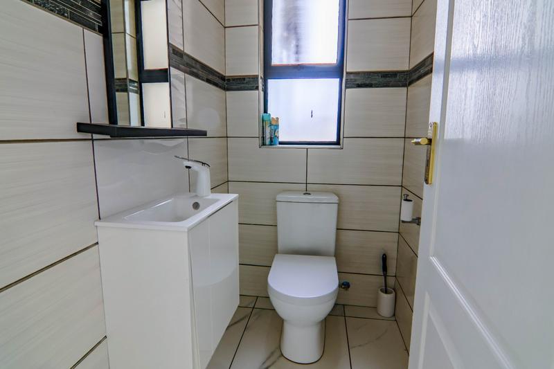 To Let 5 Bedroom Property for Rent in Copperleaf Estate Gauteng
