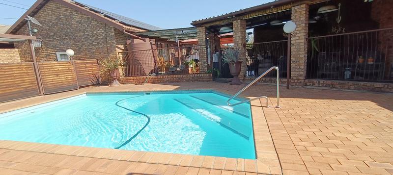 5 Bedroom Property for Sale in Theresa Park Gauteng