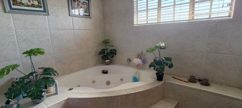 5 Bedroom Property for Sale in Theresa Park Gauteng