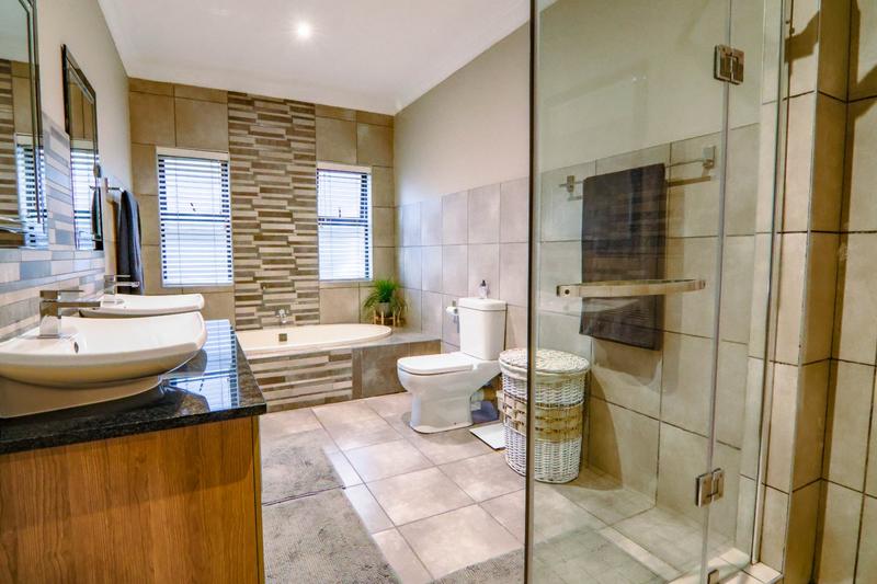 4 Bedroom Property for Sale in Copperleaf Estate Gauteng