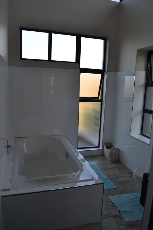 5 Bedroom Property for Sale in Copperleaf Estate Gauteng