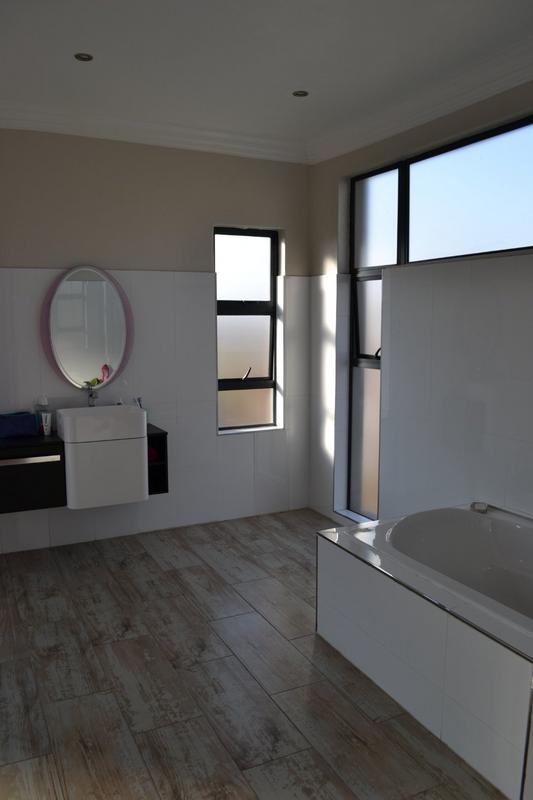5 Bedroom Property for Sale in Copperleaf Estate Gauteng