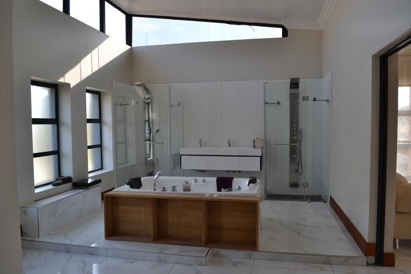 5 Bedroom Property for Sale in Copperleaf Estate Gauteng