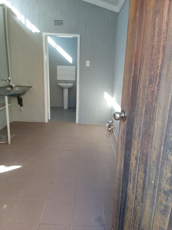 To Let 1 Bedroom Property for Rent in Malvern Gauteng