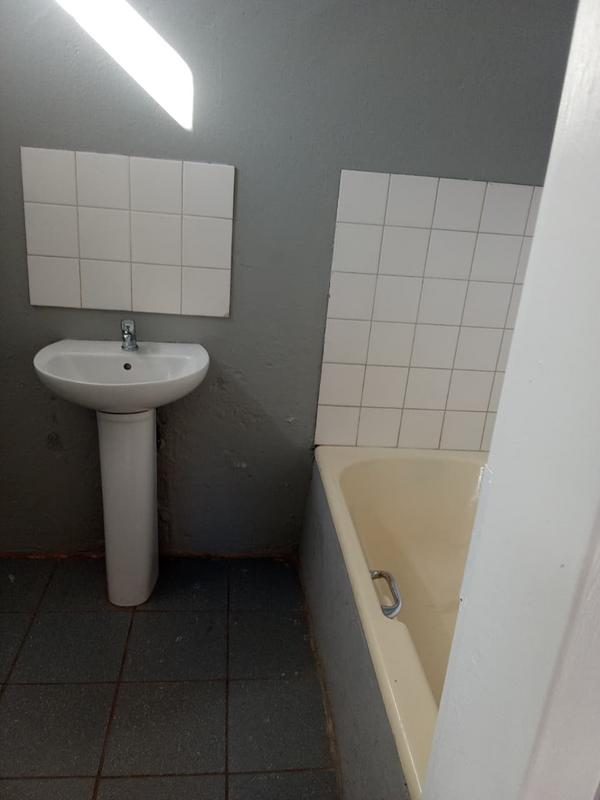 To Let 1 Bedroom Property for Rent in Malvern Gauteng