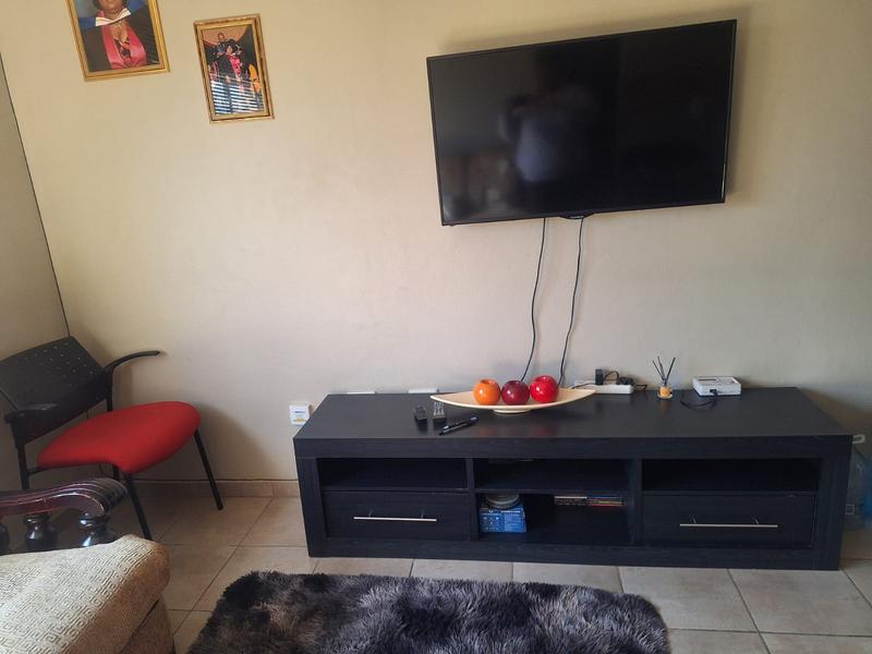 To Let 2 Bedroom Property for Rent in Fleurhof Gauteng