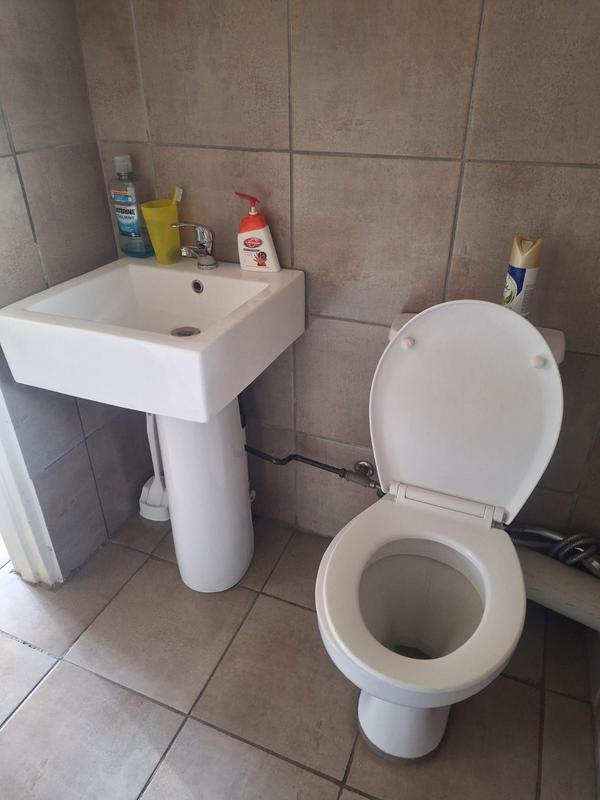 To Let 2 Bedroom Property for Rent in Fleurhof Gauteng