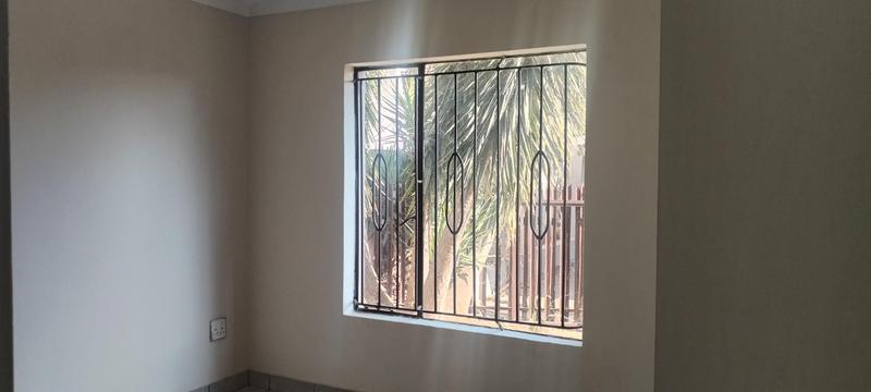To Let 2 Bedroom Property for Rent in Weltevreden Park Gauteng